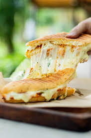 Sándwich tostado con queso cremoso argentino fundido, el queso de mesa más popular de Argentina disponible en México desde Destin Foods.