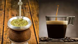 Mate argentino con bombilla junto a una taza de café negro, comparativa de las dos bebidas